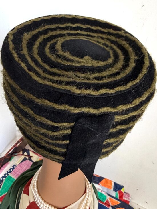Vintage 40s Midcentury Velour Original Pillbox Toque Flat Crown Striped Hat main image 10